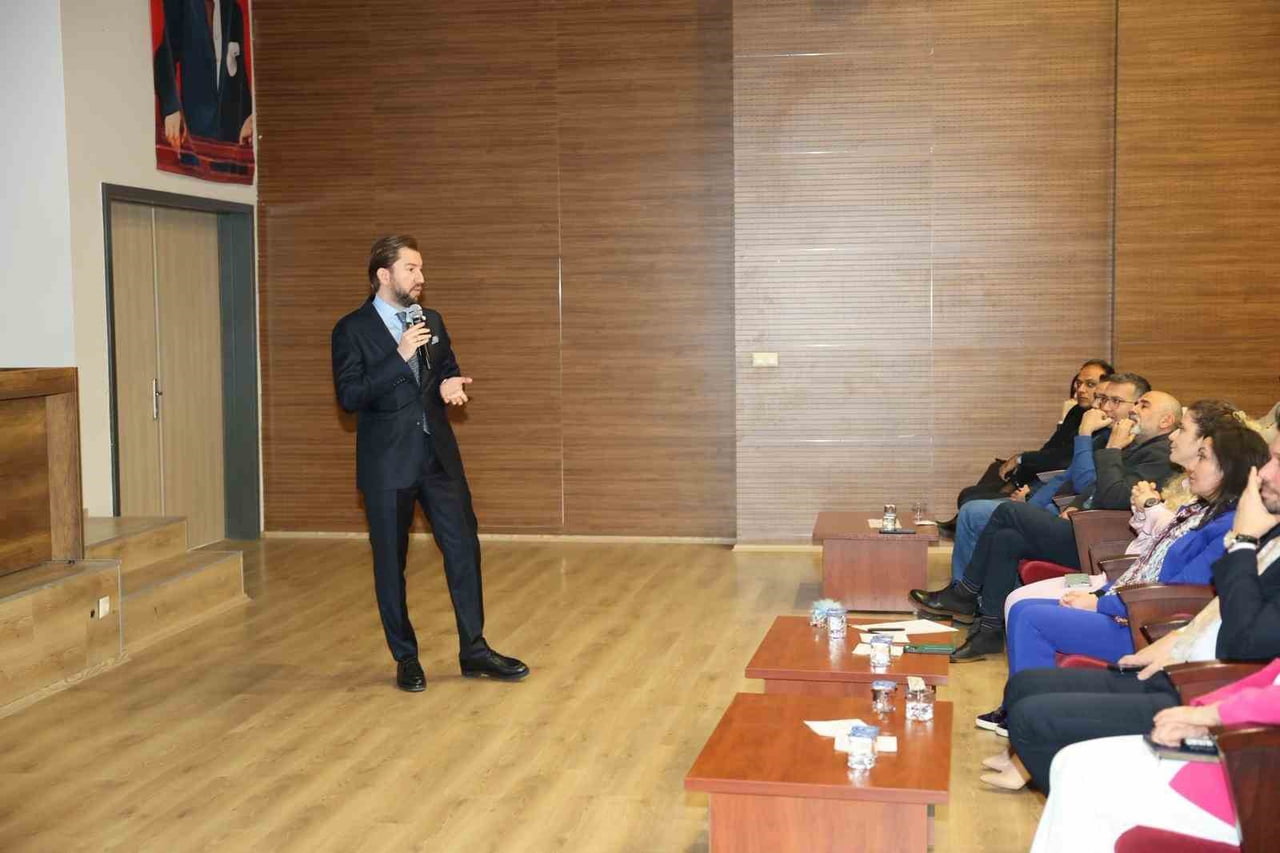 DENİZLİ’DE ÜNİVERSİTELİ GENÇLERE YÖNELİK DÜZENLENEN KARİYER SOHBETLERİNE KONUK OLAN DENİB BAŞKANI...