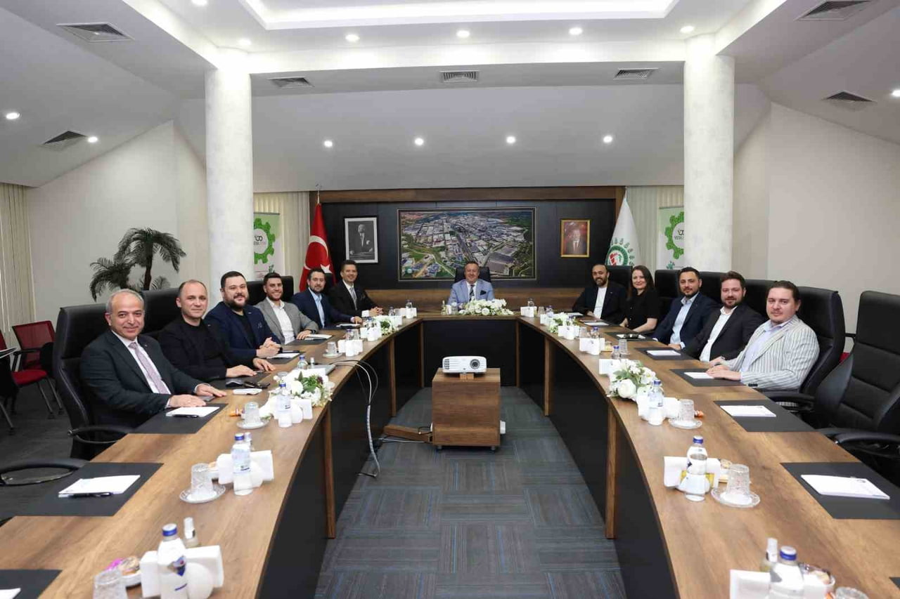 DENİZLİ GENÇ İŞ İNSANLARI DERNEĞİ (DEGİAD) YÖNETİM KURULU BAŞKANI KEMAL SÖZKESEN VE BERABERİNDEKİ...