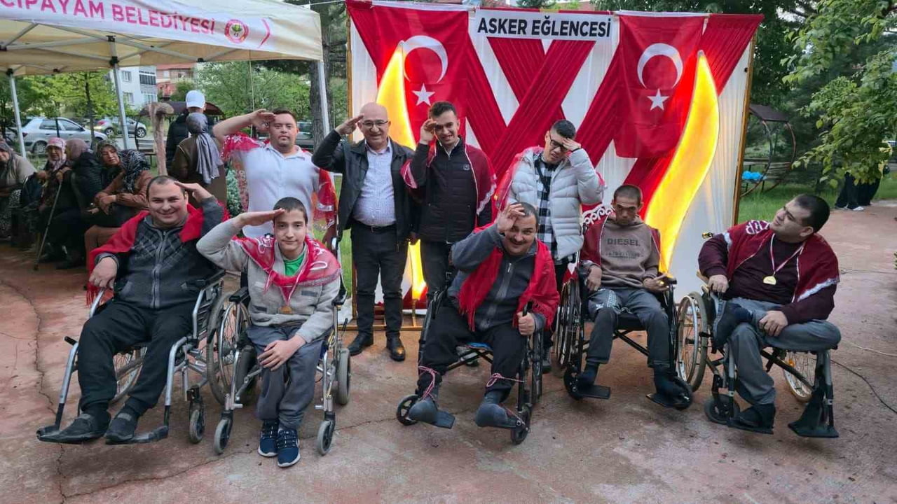 DENİZLİ’NİN ACIPAYAM İLÇESİNDE ÖZEL BİREYLER İÇİN DÜZENLENEN ASKER EĞLENCESİNDE KINA YAKILAN GENÇ...