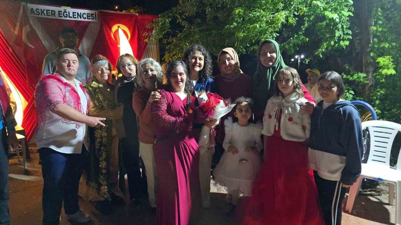 DENİZLİ’NİN ACIPAYAM İLÇESİNDE ÖZEL BİREYLER İÇİN DÜZENLENEN ASKER EĞLENCESİNDE KINA YAKILAN GENÇ...