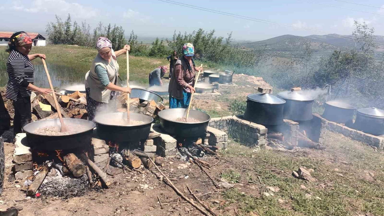 DENİZLİ’NİN ÇAL İLÇESİNE BAĞLI ÇALÇAKIRLAR MAHALLESİ’NDE HIDIRELLEZ BAYRAMI BÜYÜK BİR COŞKUYLA...