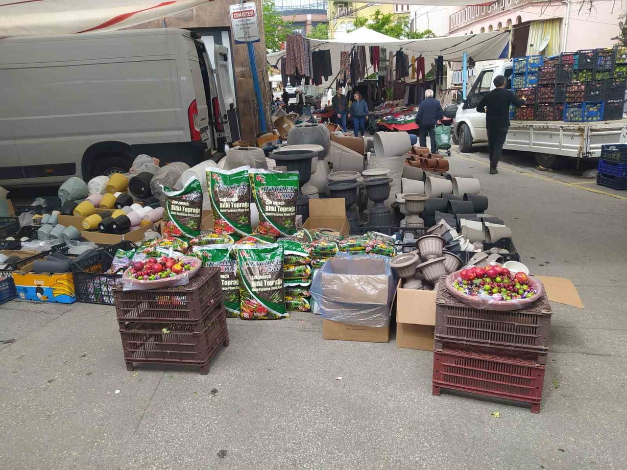 DENİZLİ’NİN MEHMETÇİK MAHALLESİ DEMOKRASİ MEYDANI PAZARYERİNDE TEZGÂH AÇAN PAZARCI ESNAFI...