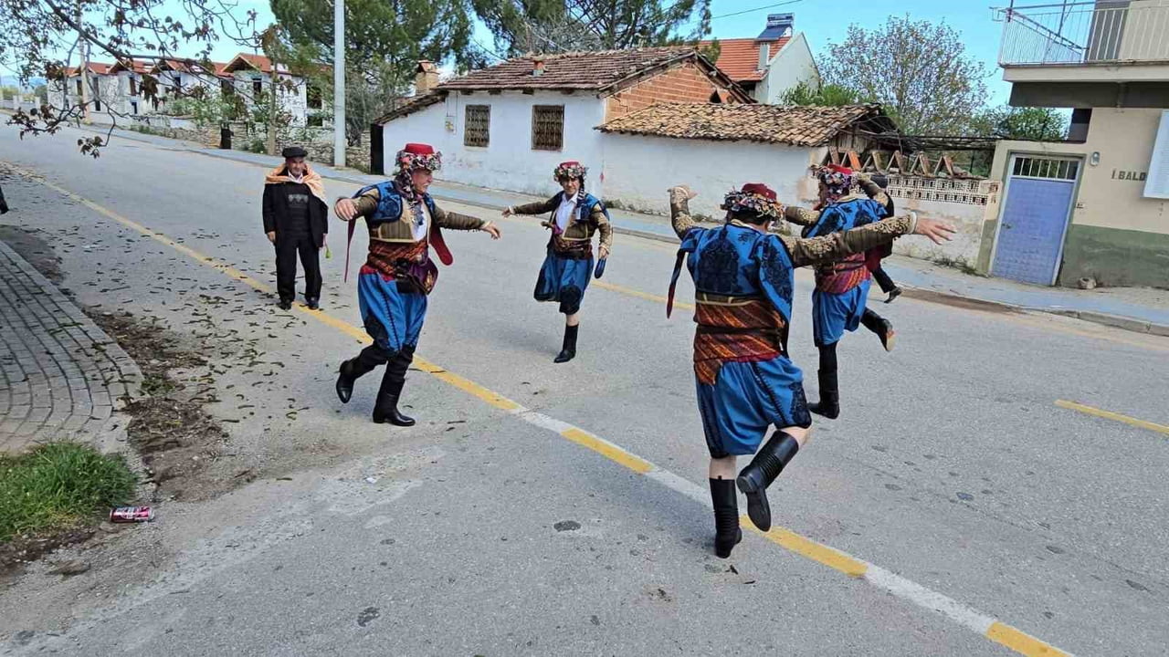 DENİZLİ’NİN TAVAS İLÇESİNDE, ZEYBEKLİK VE EFELİK KÜLTÜRÜ SADECE FESTİVALLERDE DEĞİL, GÜNLÜK...