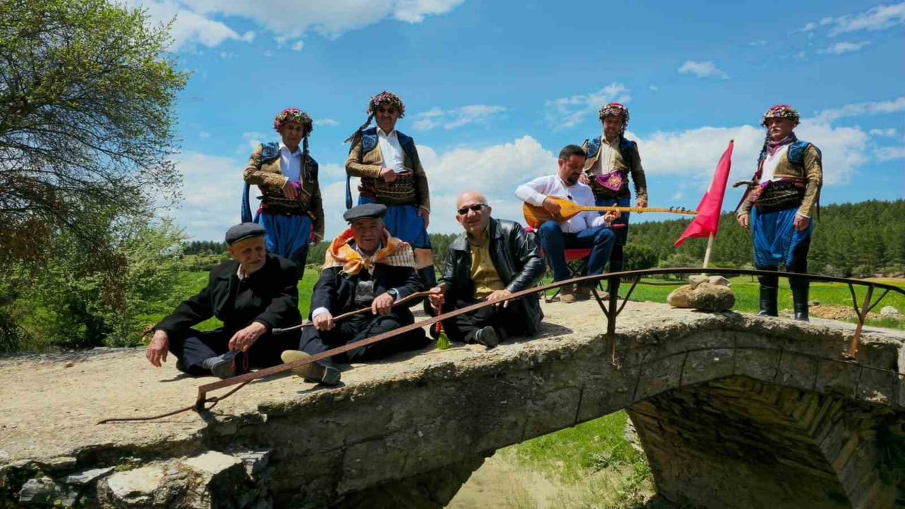 DENİZLİ’NİN TAVAS İLÇESİNDE, ZEYBEKLİK VE EFELİK KÜLTÜRÜ SADECE FESTİVALLERDE DEĞİL, GÜNLÜK...