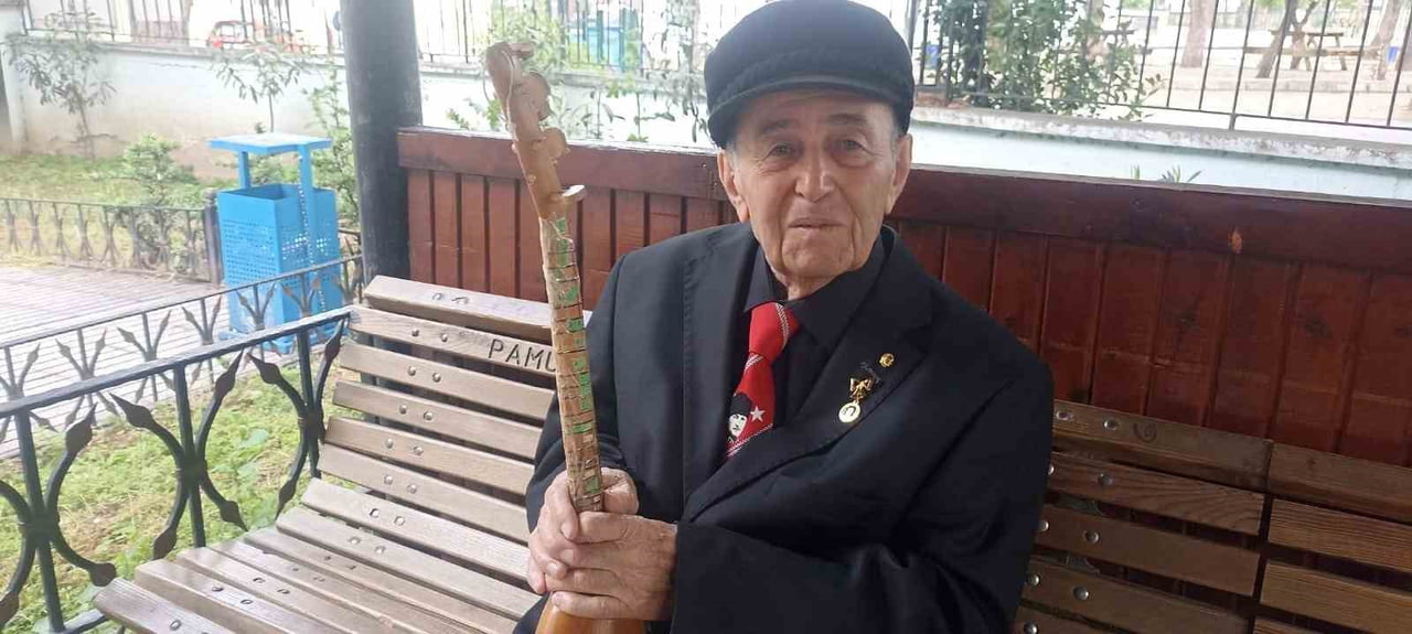 DENİZLİLİ USTA SANATÇI ALTAN GÖKER, İLERLEYEN YAŞINA RAĞMEN ELİNDEKİ CURASIYLA TÜRKÜ GELENEĞİNİ...