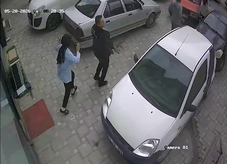DEPREM ANINDA YAŞANAN PANİK, GÜVENLİK KAMERASINA YANSIDI
