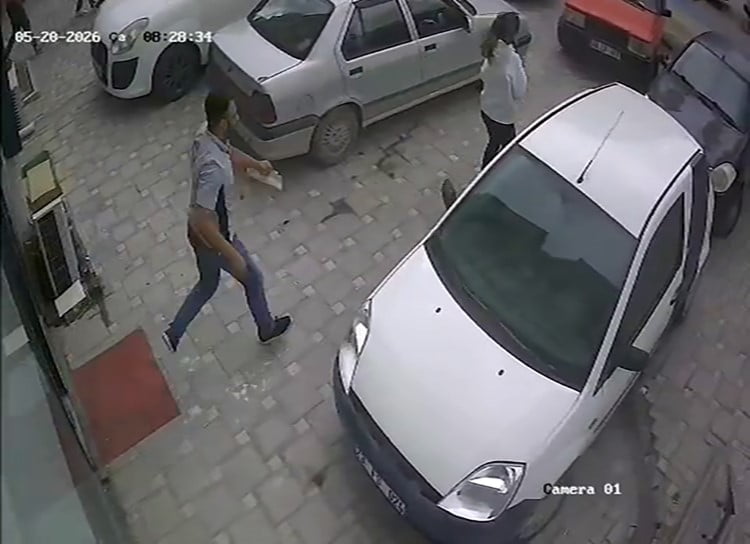 DEPREM ANINDA YAŞANAN PANİK, GÜVENLİK KAMERASINA YANSIDI
