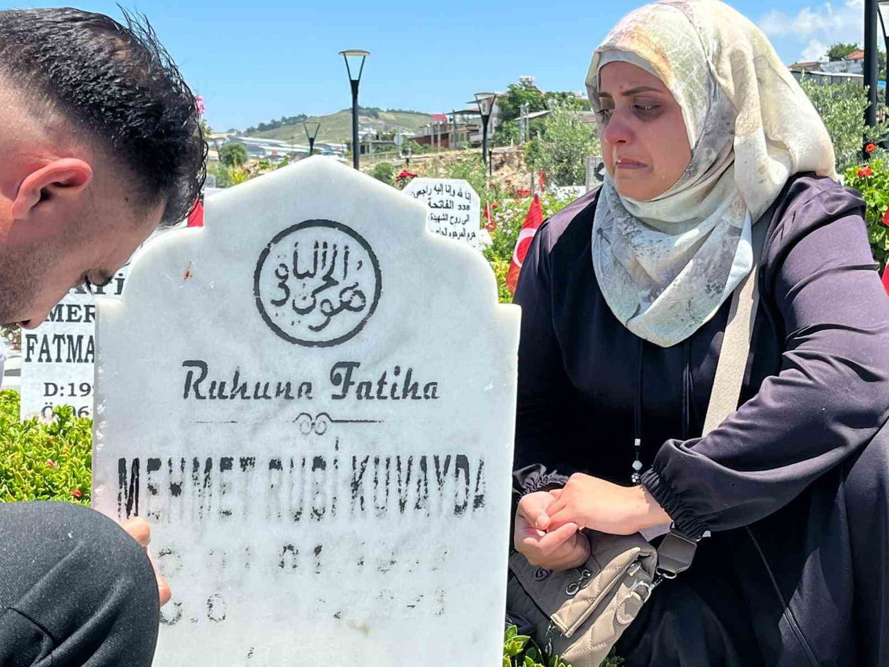 DEPREMDE ANNESİ, BABASI VE 2 KARDEŞİNİ KAYBEDEN SURİYELİ SARAF RUBİ, GÖZYAŞLARI İÇERİSİNDE DUA...