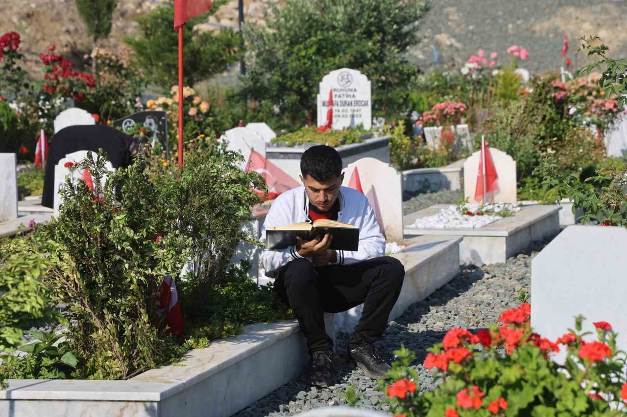 DEPREMDE YAKINLARINI KAYBEDEN VATANDAŞLAR ANTAKYA İLÇESİ NARLICA MAHALLESİ'NDE DEPREM MEZARLIĞINA...