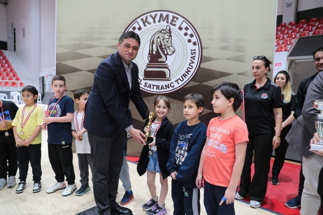 DERECEYE GİREN SPORCULARA ÖDÜLLERİ ALİAĞA BELEDİYE BAŞKANI SERKAN ACAR TARAFINDAN TAKDİM...
