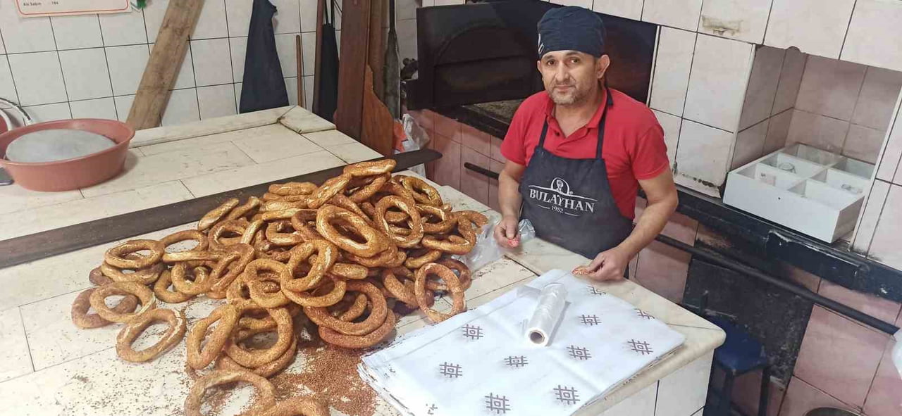 DEVREK İLÇESİNDE FAALİYET GÖSTEREN SİMİTÇİ ESNAFI, DÜKKANINDA ALIŞVERİŞ YAPARKEN CÜZDANINDAKİ...