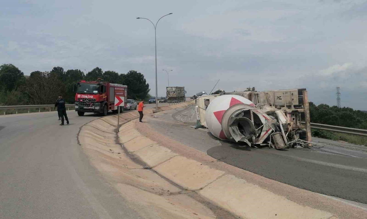 DEVRİLEN BETON MİKSERİNİN SÜRÜCÜSÜ YARALANDI