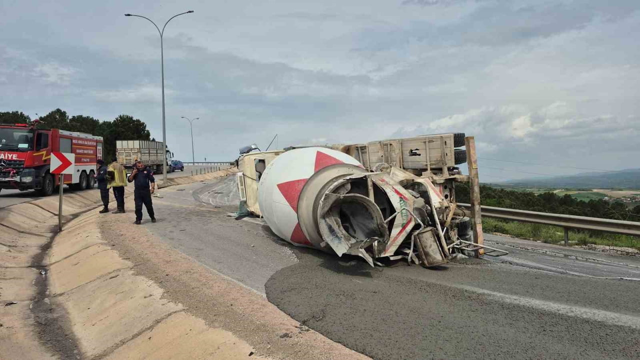 DEVRİLEN BETON MİKSERİNİN SÜRÜCÜSÜ YARALANDI