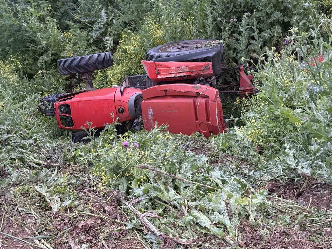 DEVRİLEN TRAKTÖRÜN SÜRÜCÜSÜ ÖLDÜ