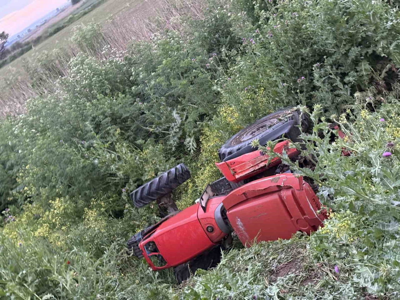 DEVRİLEN TRAKTÖRÜN SÜRÜCÜSÜ ÖLDÜ