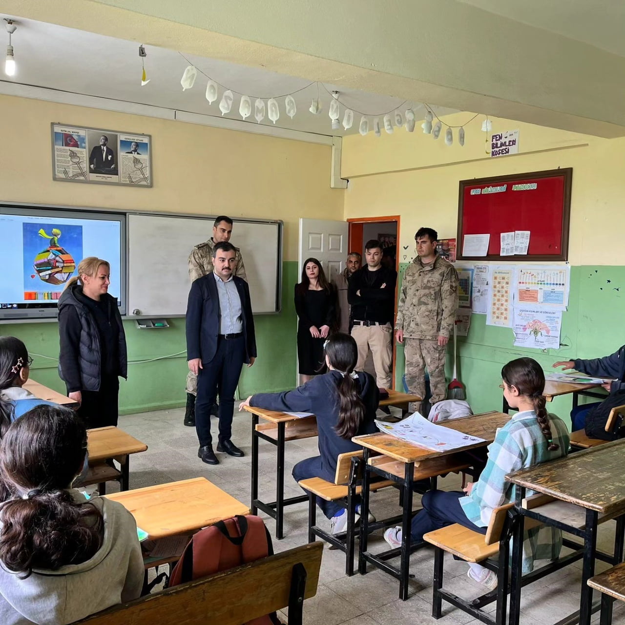 DİCLE KAYMAKAMI MUSTAFA ATIŞ, ÖĞRENCİ VE ÖĞRETMENLERLE BİR ARAYA GELDİ.