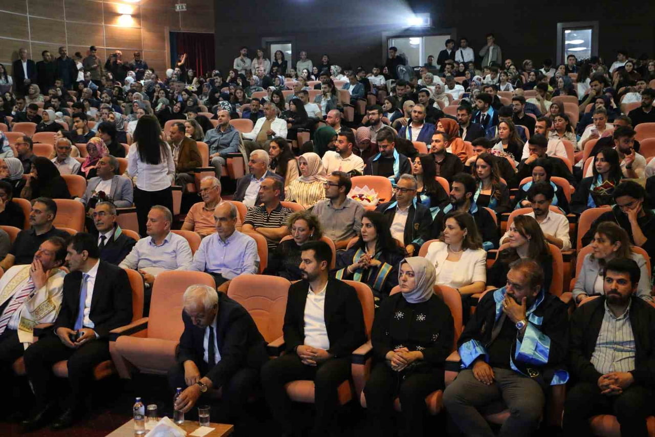 DİCLE ÜNİVERSİTESİNİN MEZUNİYET TÖRENİ, 15 TEMMUZ KÜLTÜR VE KONGRE MERKEZİNDE YAPILDI