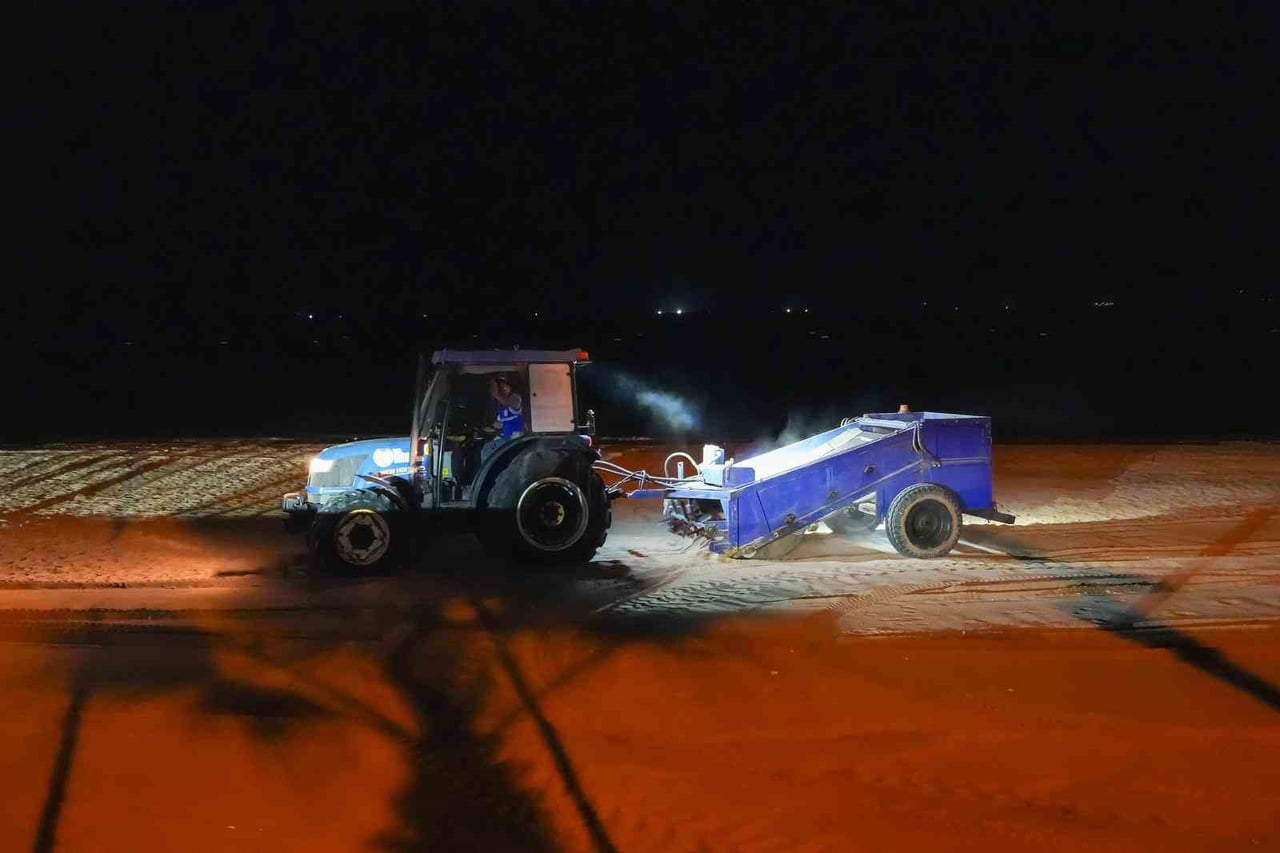 DİDİM BELEDİYESİ TARAFINDAN ALTINKUM SAHİLİ’NDE GERÇEKLEŞTİRİLEN GECE ÇALIŞMALARI KAPSAMINDA KUM...