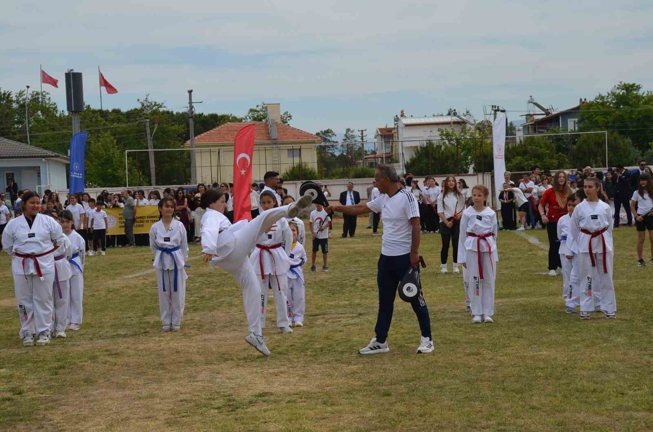 DİDİM’DEKİ KUTLAMALARDA GÖSTERİLER BÜYÜK BEĞENİ TOPLADI