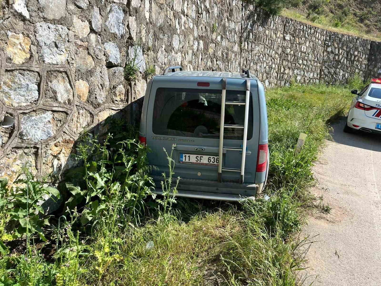 DİREKSİYON HÂKİMİYETİNİ KAYBEDEN OTOMOBİL SÜRÜCÜSÜ İSTİNAT DUVARINA ÇARPTI: 1 YARALI