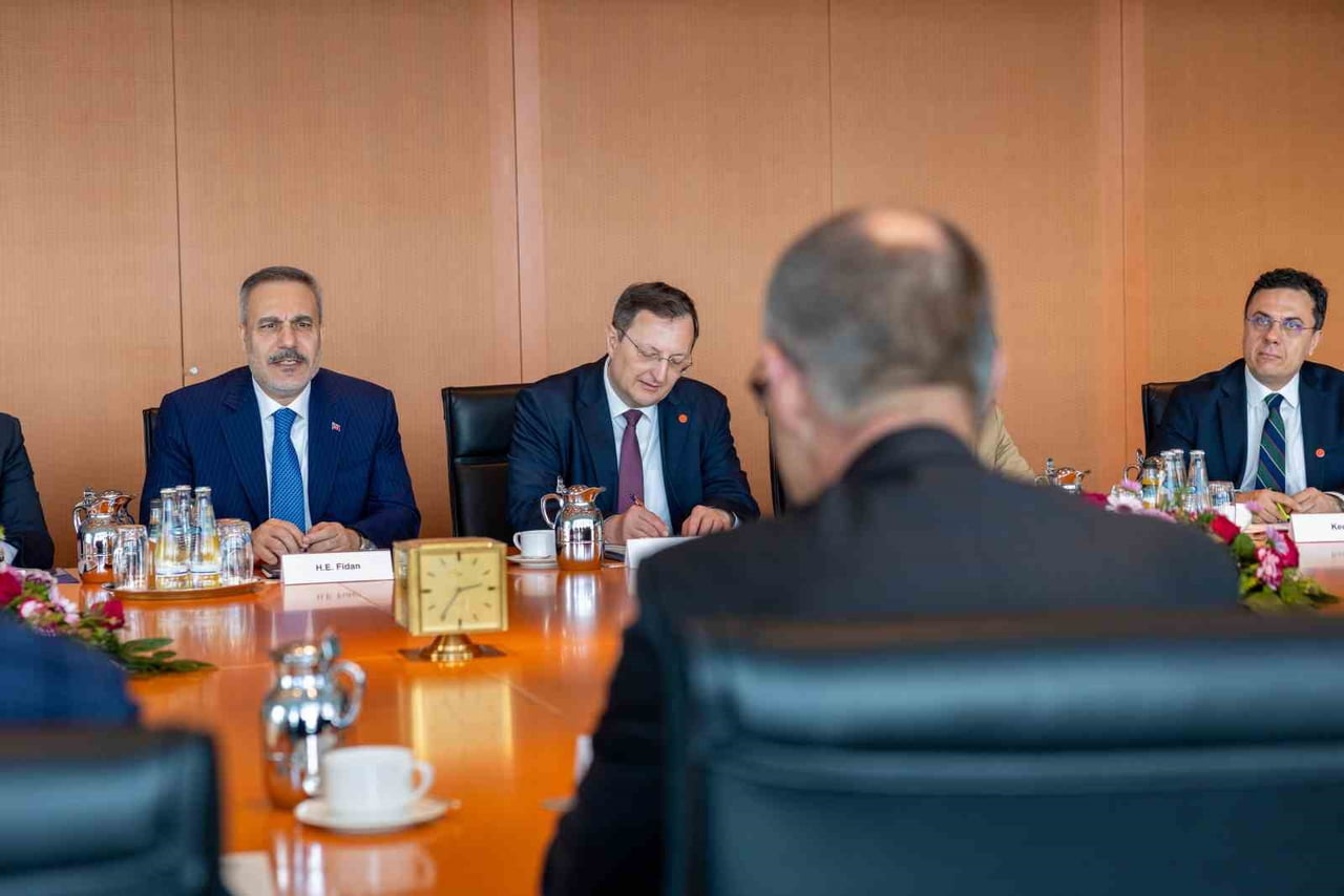 DIŞİŞLERİ BAKANI HAKAN FİDAN, ALMANYA BAŞBAKANI FRİEDRİCH MERZ İLE BİR ARAYA GELDİ.