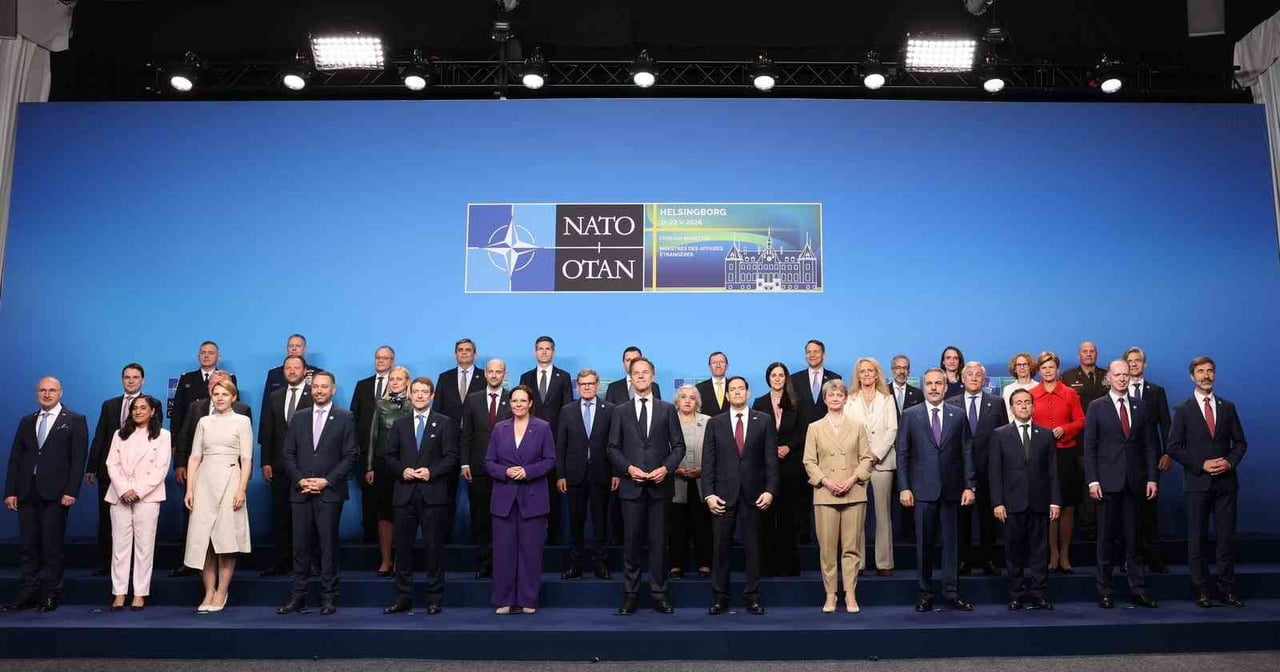 DIŞİŞLERİ BAKANI HAKAN FİDAN, İSVEÇ’TE NATO DIŞİŞLERİ BAKANLARI AİLE FOTOĞRAFINA...