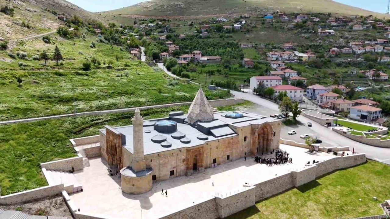 DİVRİĞİ ULU CAMİİ VE DARÜŞŞİFASI