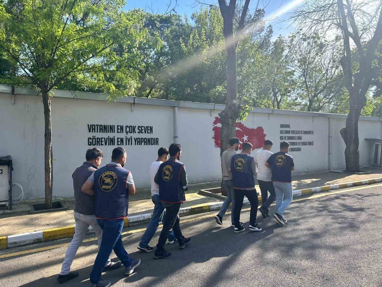 DİYARBAKIR'DA ARAMASI BULUNAN 162 KİŞİ YAKALANDI.