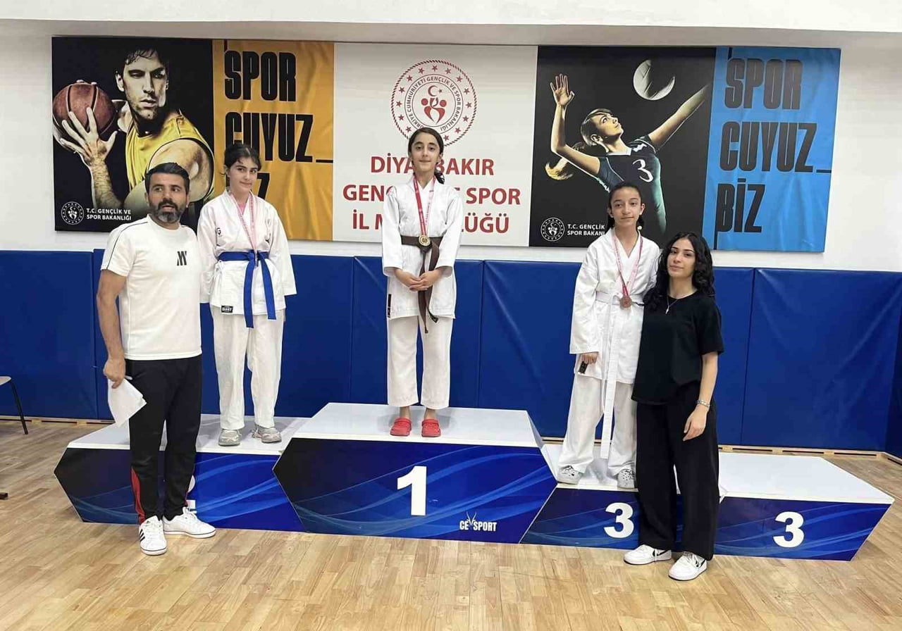 DİYARBAKIR'DA DÜZENLENEN KARATE ŞAMPİYONASINDA ÇERMİKLİ SPORCULAR MADALYALARLA DÖNDÜ.