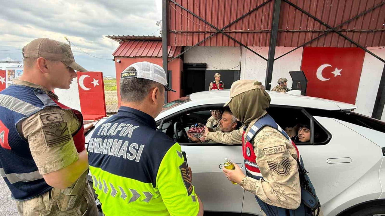 DİYARBAKIR'DA JANDARMA EKİPLERİNCE KURBAN BAYRAMI ÖNCESİ TRAFİK UYGULAMASI YAPILDI.