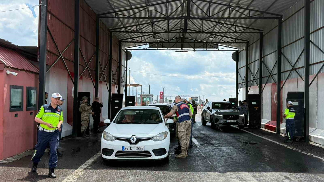 DİYARBAKIR'DA JANDARMA EKİPLERİNCE KURBAN BAYRAMI ÖNCESİ TRAFİK UYGULAMASI YAPILDI.