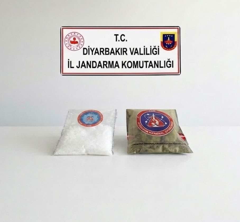 DİYARBAKIR'DA JANDARMA EKİPLERİNİN OPERASYONLARINDA ÇOK SAYIDA UYUŞTURUCU MADDE ELE...