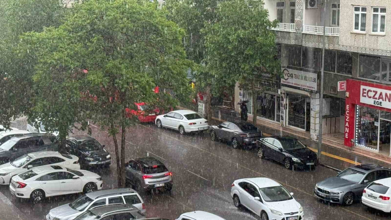 DİYARBAKIR'DA KISA SÜRELİ ETKİLİ OLAN SAĞANAK HAYATI OLUMSUZ ETKİLEDİ.