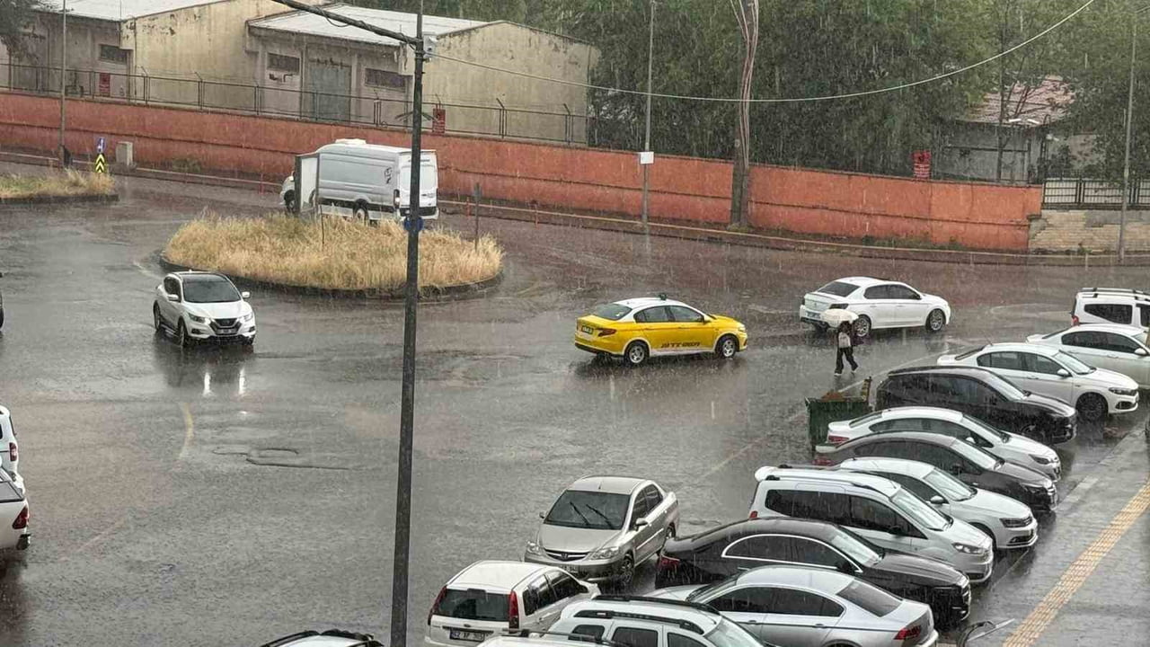 DİYARBAKIR'DA KISA SÜRELİ ETKİLİ OLAN SAĞANAK HAYATI OLUMSUZ ETKİLEDİ.
