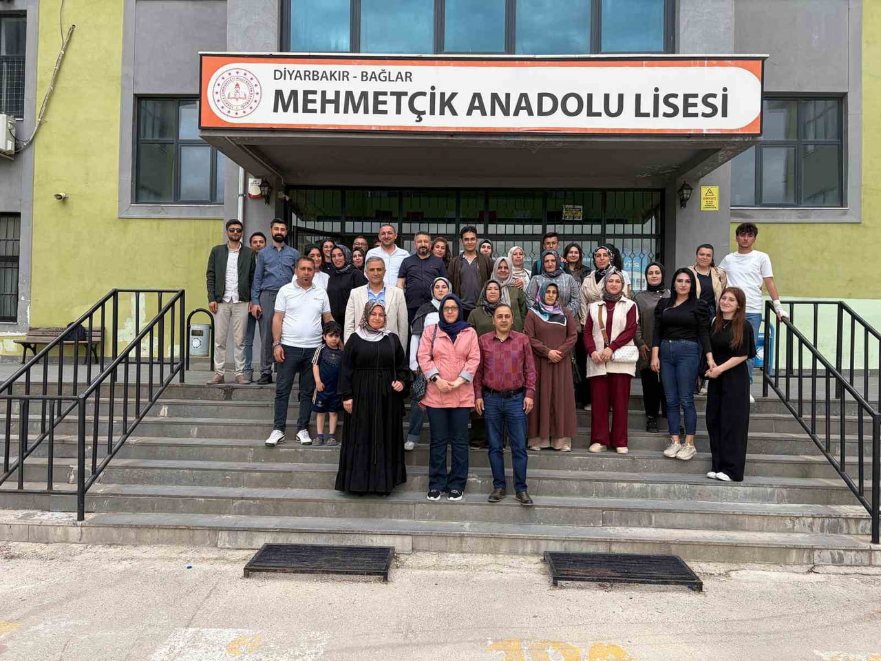 DİYARBAKIR'DA MEHMETÇİK ANADOLU LİSESİ'NDE DÜZENLENEN "VELİLERLE KİTAP OKUMA ETKİNLİĞİ" İLE...