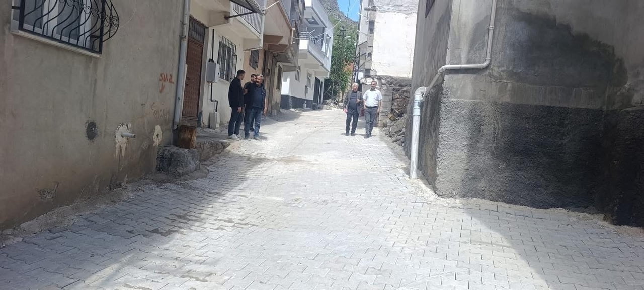 DİYARBAKIR'IN ÇERMİK İLÇE BELEDİYESİ, YAĞIŞLARDAN OLUMSUZ ETKİLENEN MAHALLE YOLLARININ ONARIMINA...