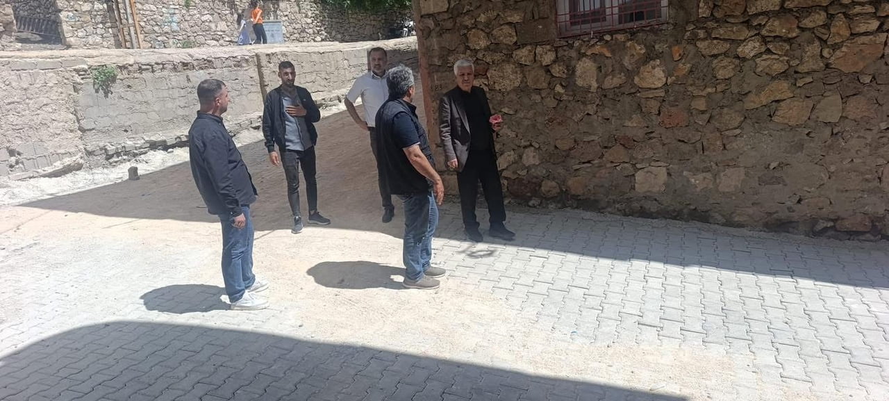 DİYARBAKIR'IN ÇERMİK İLÇE BELEDİYESİ, YAĞIŞLARDAN OLUMSUZ ETKİLENEN MAHALLE YOLLARININ ONARIMINA...
