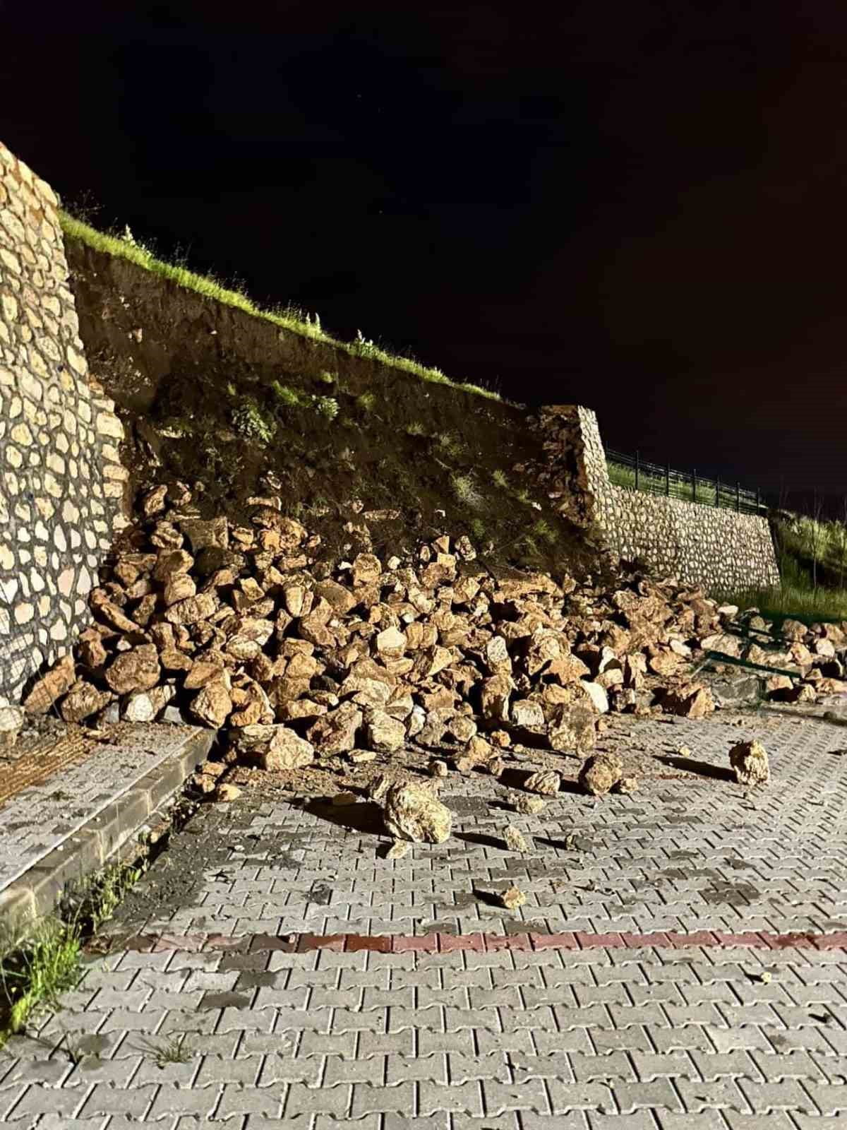 DİYARBAKIR'IN ÇERMİK İLÇESİNDE AŞIRI YAĞIŞLARDAN DOLAYI AFET KONUTLARININ İSTİNAT DUVARI...