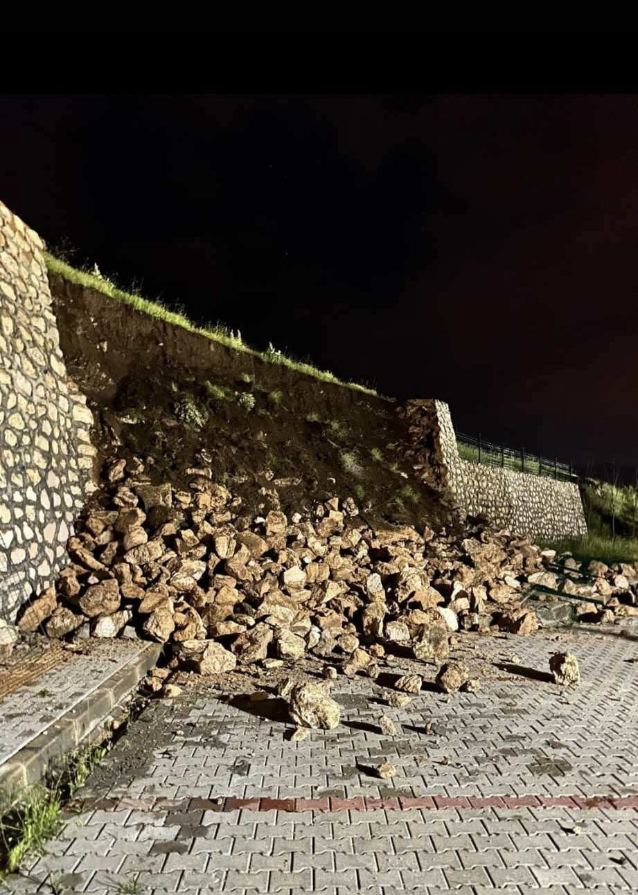 DİYARBAKIR'IN ÇERMİK İLÇESİNDE AŞIRI YAĞIŞLARDAN DOLAYI AFET KONUTLARININ İSTİNAT DUVARI...