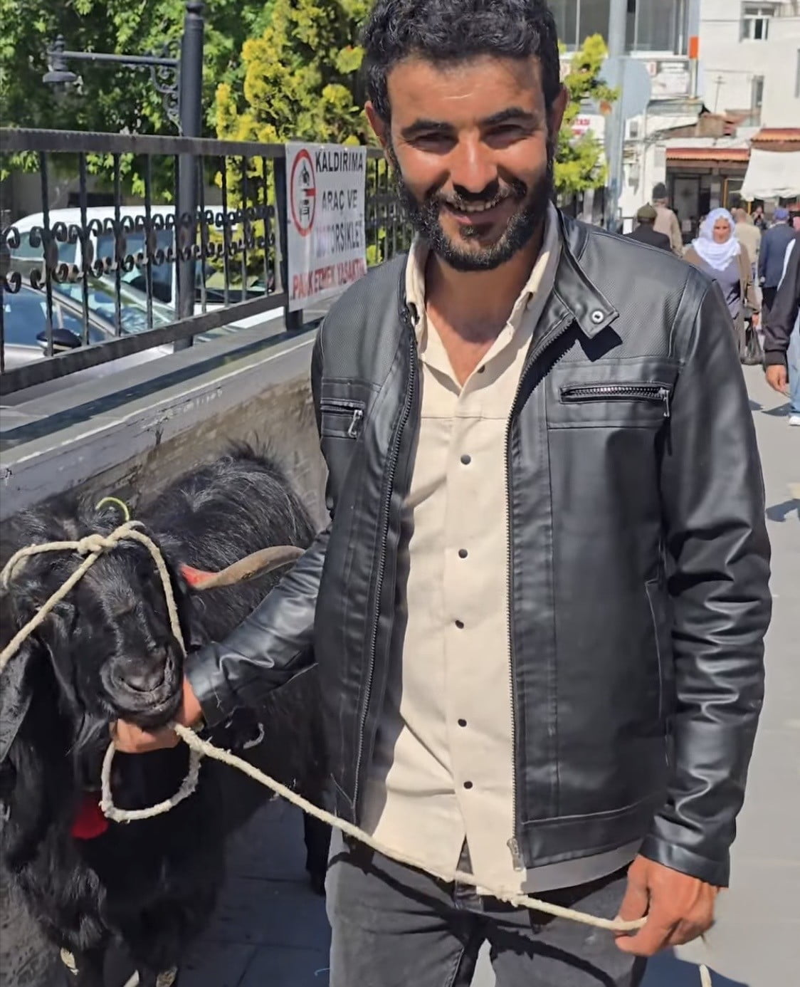 DİYARBAKIR'IN ÇERMİK İLÇESİNDE KURBANLIK TELAŞI DEVAM EDERKEN, BİR BESİCİ 70 KİLOLUK HAYVANINI 36...