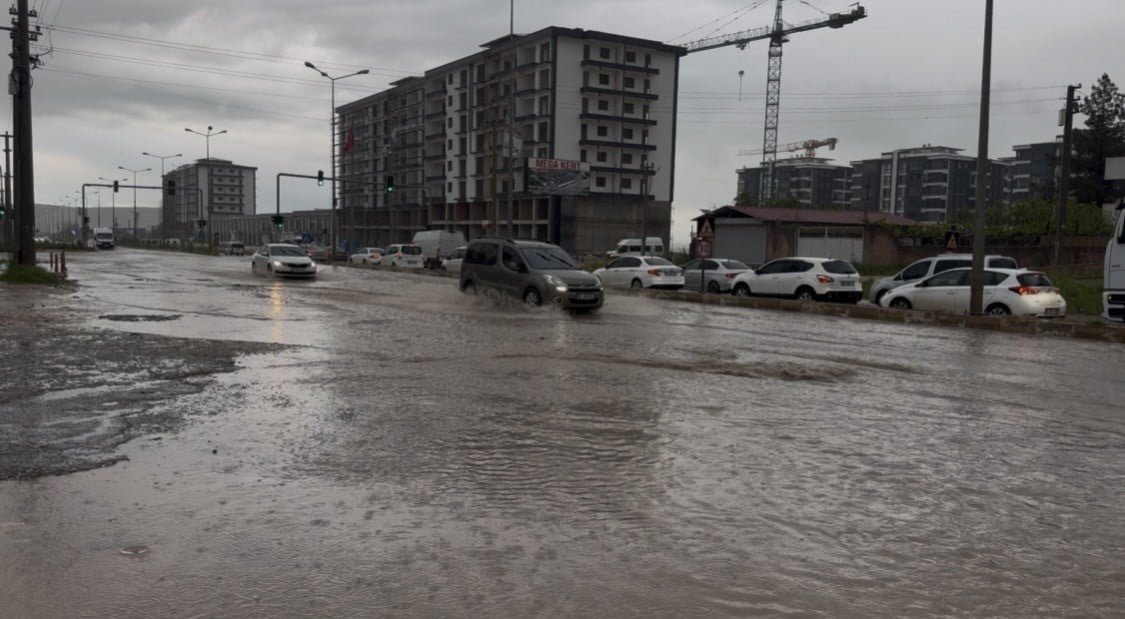 DİYARBAKIR'IN ERGANİ İLÇESİNDE ANİDEN BASTIRAN SAĞANAK YAĞIŞ HAYATI FELÇ ETTİ. YOLLARIN GÖLE...