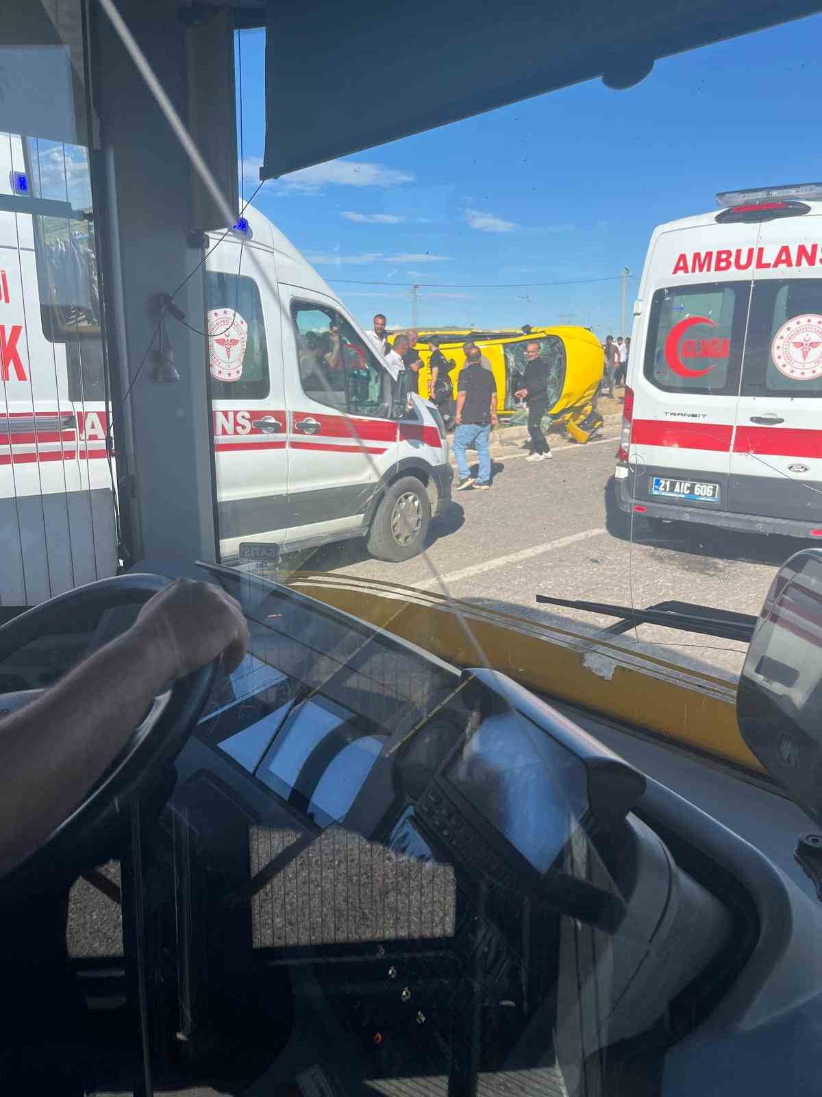 DİYARBAKIR'IN ERGANİ İLÇESİNDE İKİ OTOMOBİLİ ÇARPIŞMASI SONUCU MEYDANA GELEN TRAFİK KAZASINDA 6...