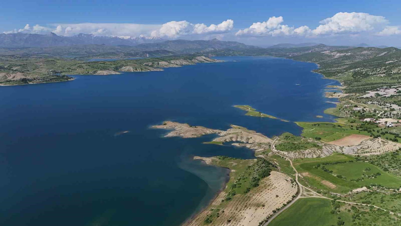 DİYARBAKIR'IN MALDİVLERİ OLARAK BİLİNEN KRALKIZI BARAJ GÖLÜ'NÜN ERGANİ İLÇESİNDE OLUŞTURDUĞU...