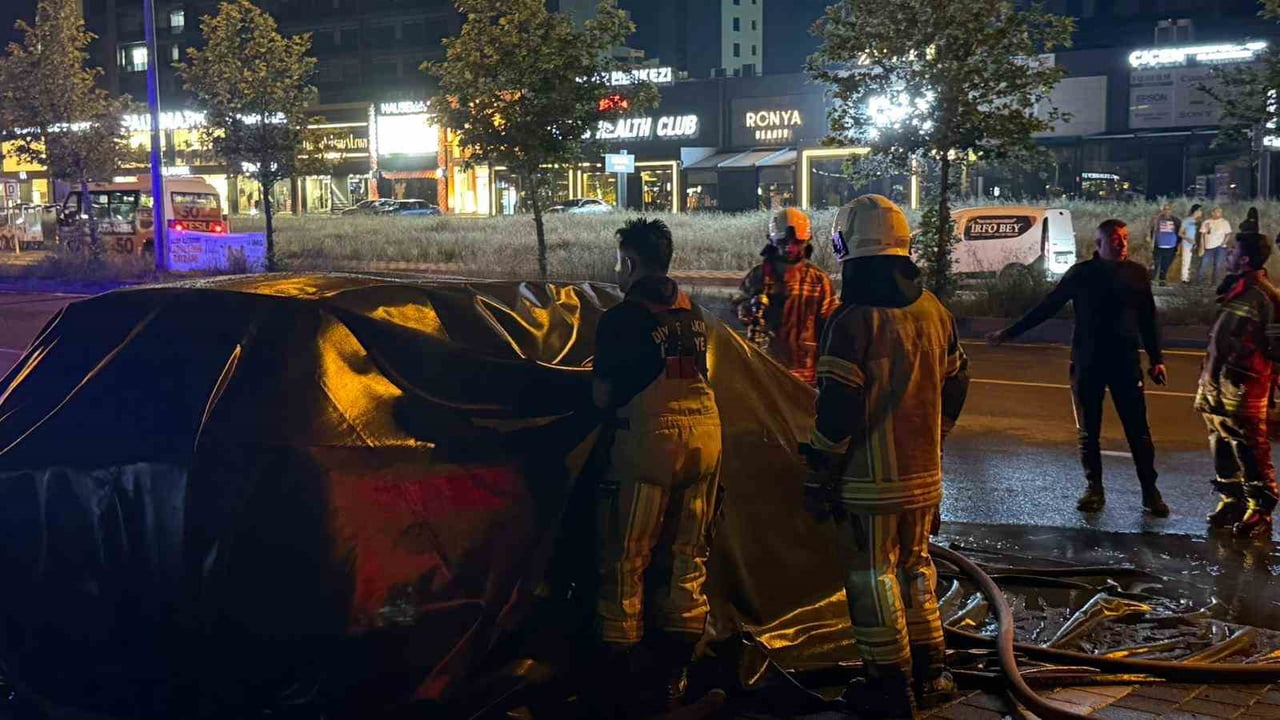 DİYARBAKIR'IN MERKEZ KAYAPINAR İLÇESİNDE ALEV TOPUNA DÖNEN ELEKTRİKLİ SUV, YANGIN BATTANİYESİ...
