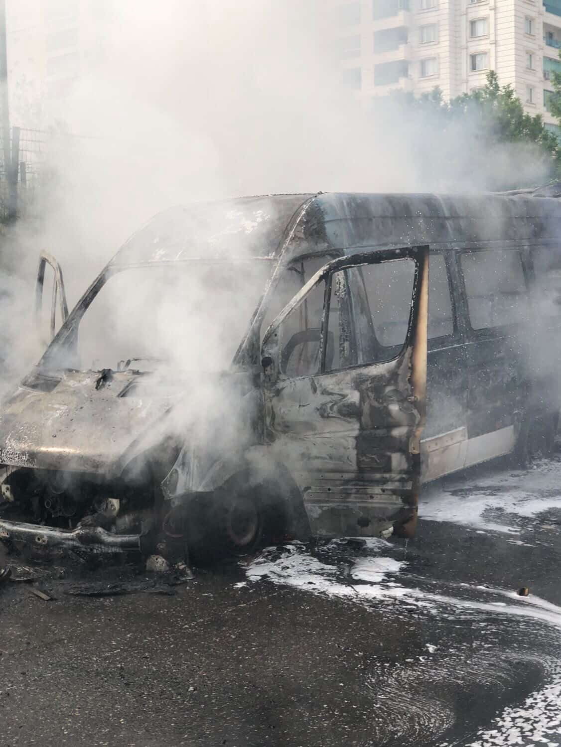 DİYARBAKIR'IN MERKEZ KAYAPINAR İLÇESİNDE PARK HALİNDEYKEN ALEV ALAN MİNİBÜS KÜLE DÖNDÜ.