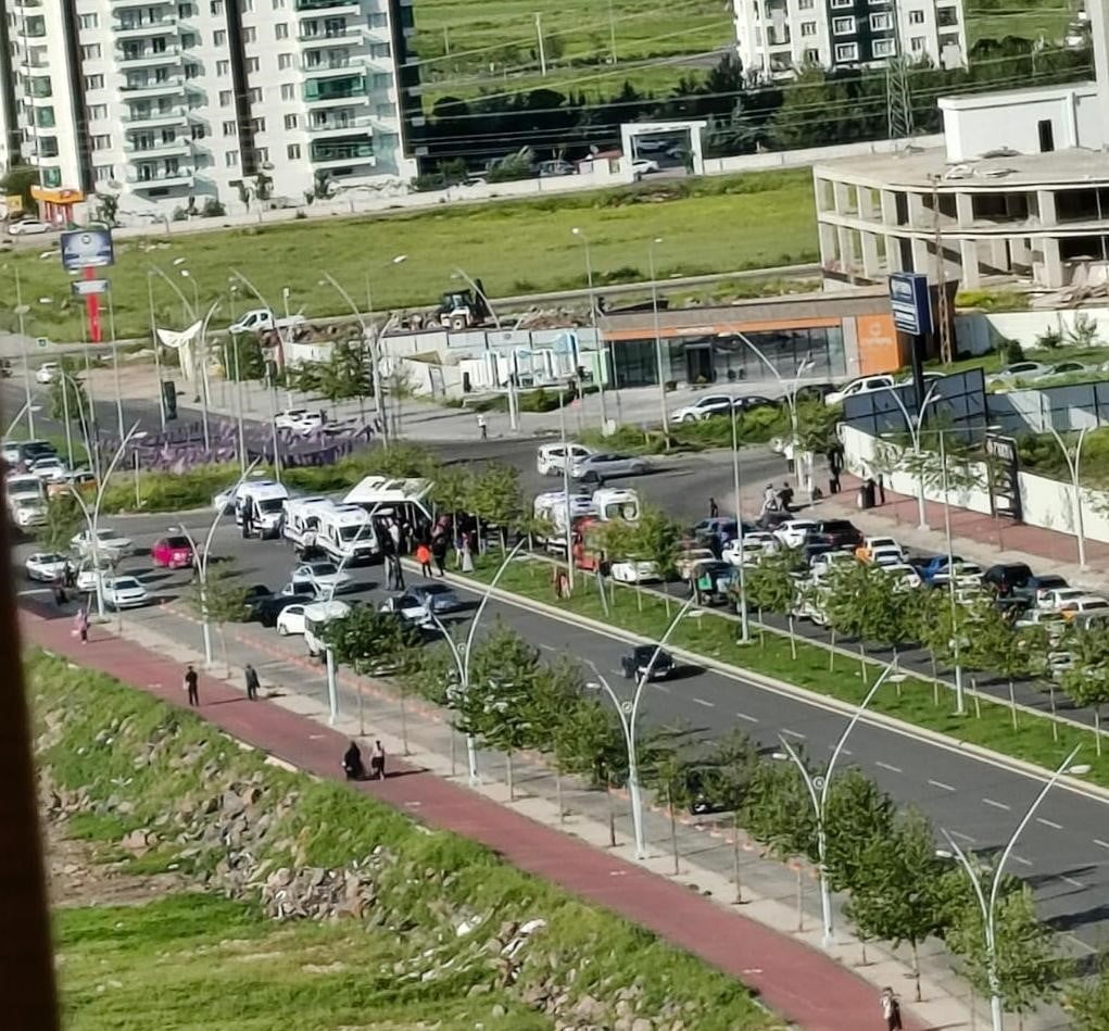 DİYARBAKIR'IN MERKEZ KAYAPINAR İLÇESİNDE ŞEHİR İÇİ MİNİBÜS İLE OTOMOBİLİN ÇARPIŞTIĞI KAZADA 5 KİŞİ...