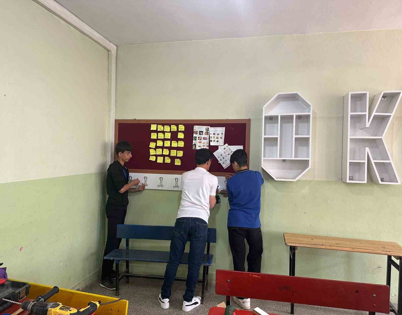DİYARBAKIR'IN SİLVAN MESLEKİ VE TEKNİK ANADOLU LİSESİ BÜNYESİNDE YÜRÜTÜLEN ÇALIŞMADA, MOBİLYA VE...