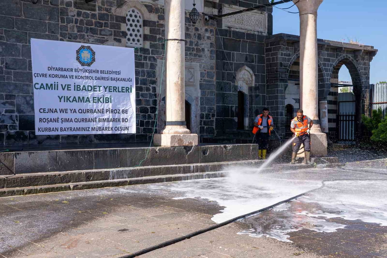 DİYARBAKIR BÜYÜKŞEHİR BELEDİYESİ, KURBAN BAYRAMI DOLAYISIYLA KENT GENELİNDEKİ İBADETHANELERDE İÇ...