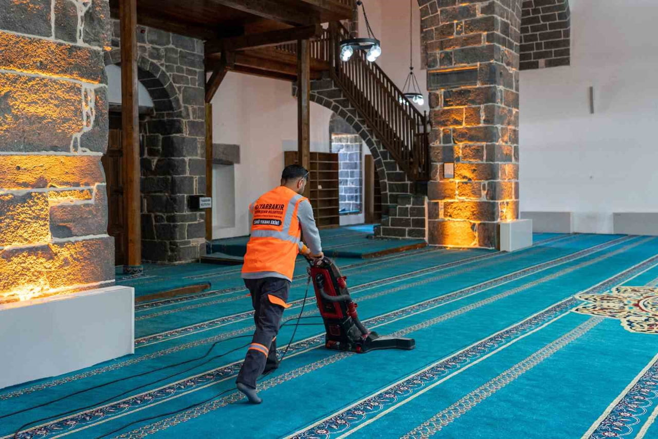 DİYARBAKIR BÜYÜKŞEHİR BELEDİYESİ, KURBAN BAYRAMI DOLAYISIYLA KENT GENELİNDEKİ İBADETHANELERDE İÇ...