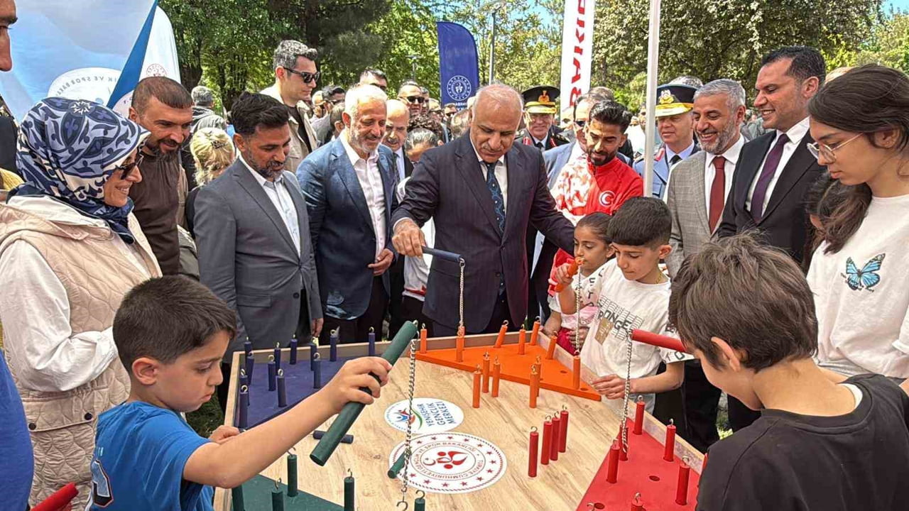 DİYARBAKIR’DA 19 MAYIS ATATÜRK’Ü ANMA, GENÇLİK VE SPOR BAYRAMI DOLAYISIYLA VALİLİK ÖNÜNDE KUTLAMA...